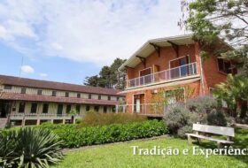 Grande Hotel Canela – Centenário 2016 Vídeo produzido para o centenário do Grande Hotel Canela. O Hotel está situado na cidade de Canela – Rio Grande do Sul – Brasil. Possui mais de 85 mil metros quadrados de área preservada, apartamentos amplos e chalés privativos com até 3 quartos, além de ampla infraestrutura com lago para pesca, quadras esportivas, trilha ecológica, patrimônio histórico e museu. Conheça o GHC, e desfrute do melhor de Canela.